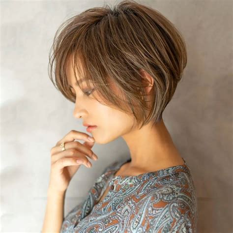 5. Swept-over asymmetry long bob. Credit. There’s something about peek-a-boo long bangs that men find irresistible and this is a great long bob hairstyle for fine hair, too. Although it’s a glam look, it’s also a natural and easy hairstyles option cut to one-length with blunt-cut tips and dual-blonde highlights.